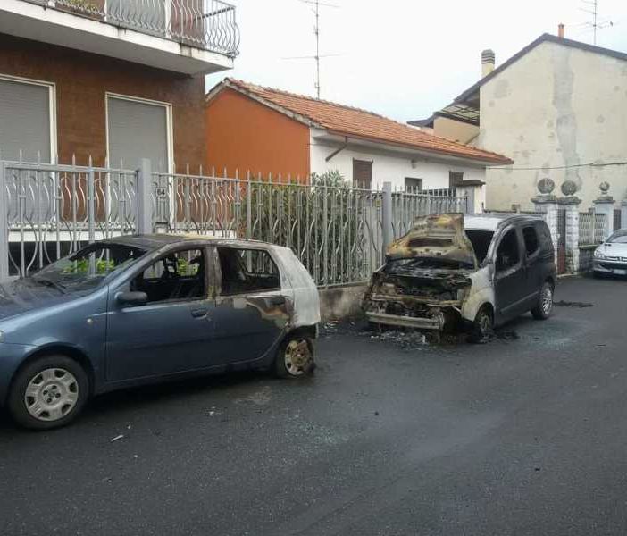 Magenta, due auto in fiamme nella notte