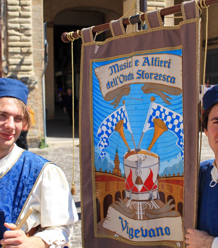 Vigevano, gli Alfieri dell’Onda Sforzesca fanno incetta di medaglie a Pesaro