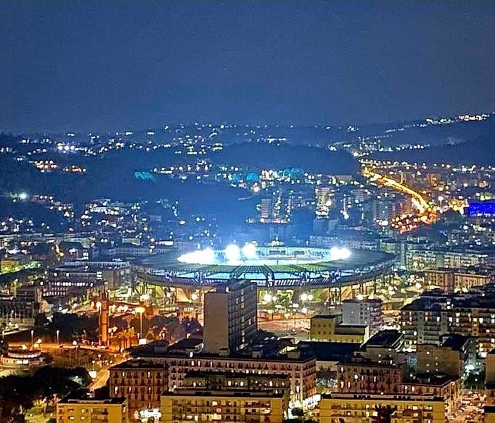 Le luci del San Paolo si sono accese ieri sera e per tutta la notte per un commovente omaggio a Diego Armando Maradona