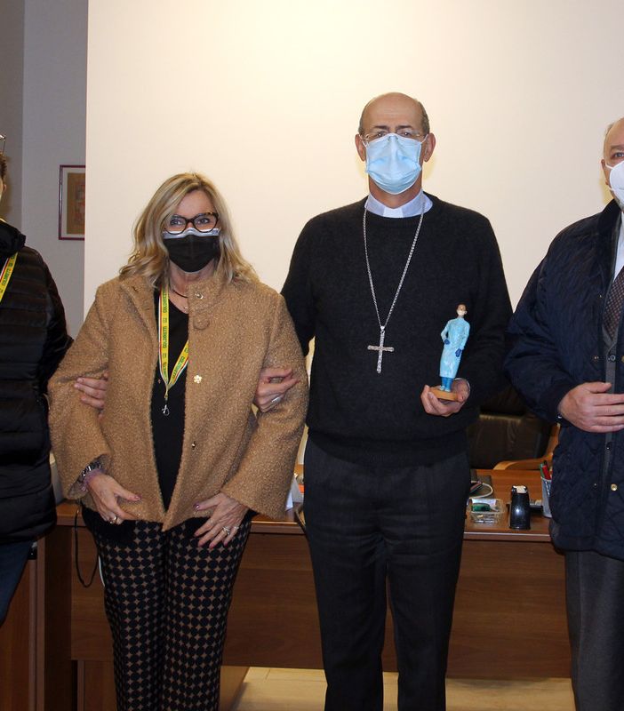 Covid, in dono ai Vescovi di Pavia e Vigevano la statuina dell’infermiera