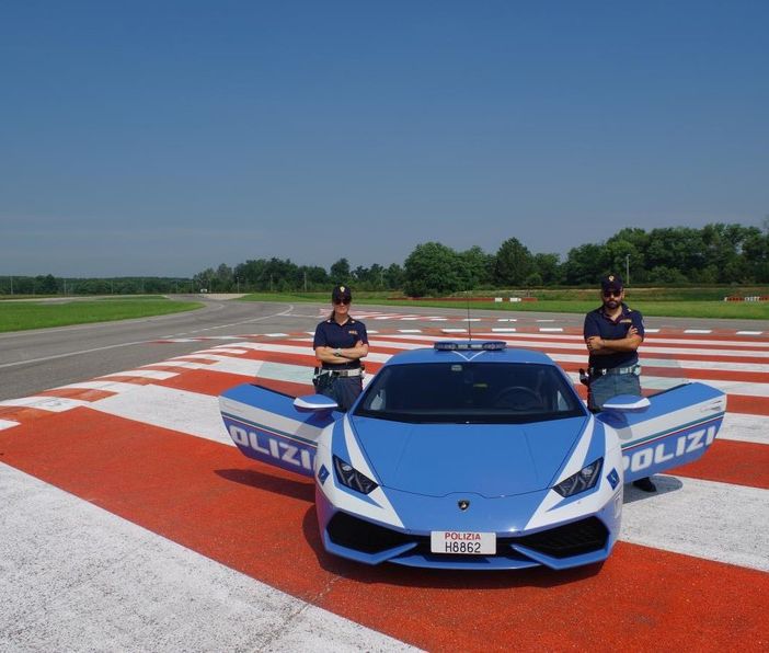 Oltrepò: la polizia stradale promuove il &quot;Progetto guida sicura&quot; al centro commerciale