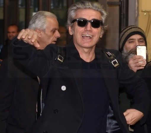 Ligabue con i fan all'esterno dell'Ariston