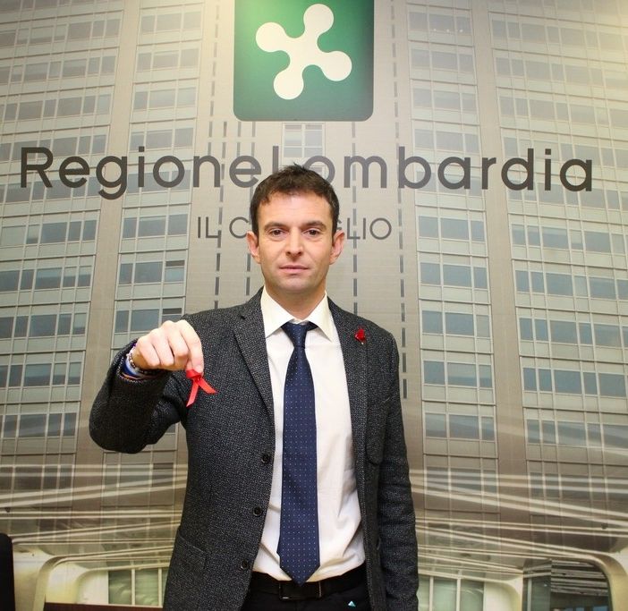 Lotta all’Aids, Pirellone illuminato e fiocchetto rossi ai consiglieri regionali