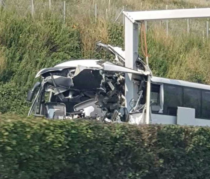 Pullman si schianta a Lugano: magentino si ferma a prestare soccorso