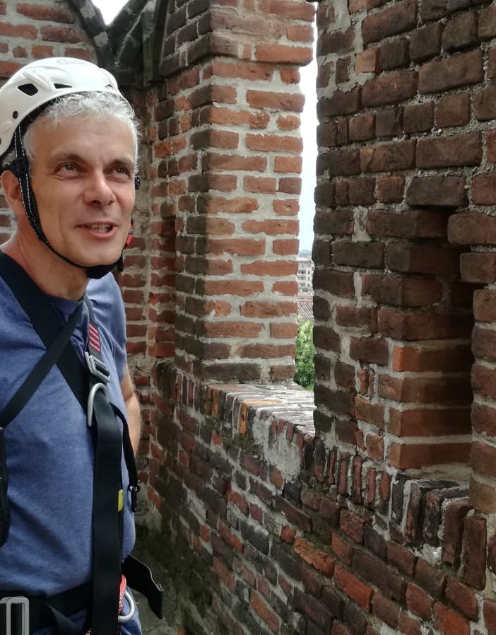 Vigevano, gli esperti si calano dalla torre del Bramante per controlli tecnici