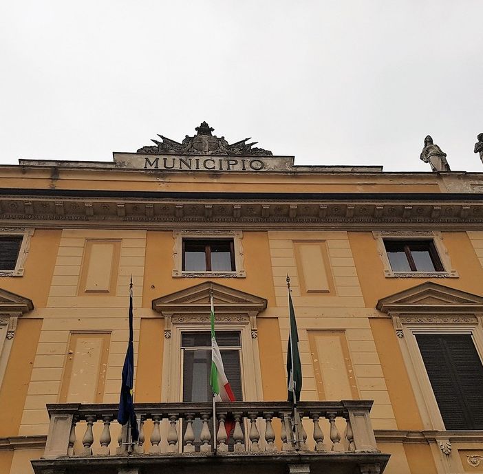 Garlasco, il comune investe 150mila euro per il rifacimento delle vetrate della scuola primaria di via Toledo e 70mila euro per il restyling del tetto del Municipio