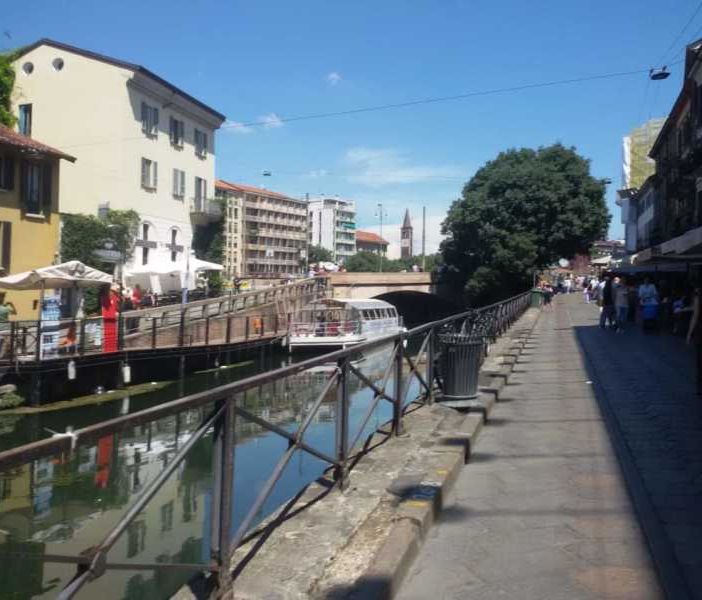 In bicicletta da Magenta alla Darsena lungo l’alzaia del Naviglio Grande, folla di turisti stranieri. Milano non ha niente da invidiare alle grandi città europee
