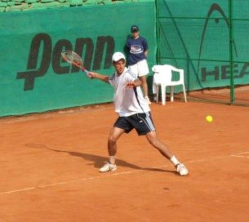 Nole Djokovic in azione sulla terra rossa del Tennis Club Sanremo