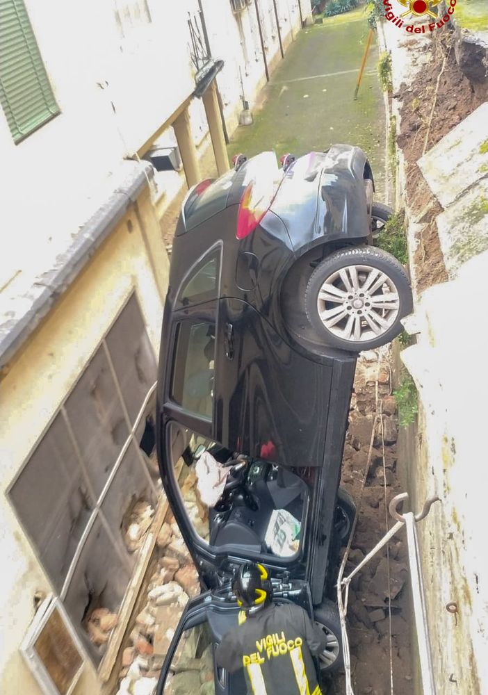 Pavia: tenta di uscire dal parcheggio con l'auto, ma sfonda il muretto e precipita per circa 4 metri in un fossato della clinica Morelli