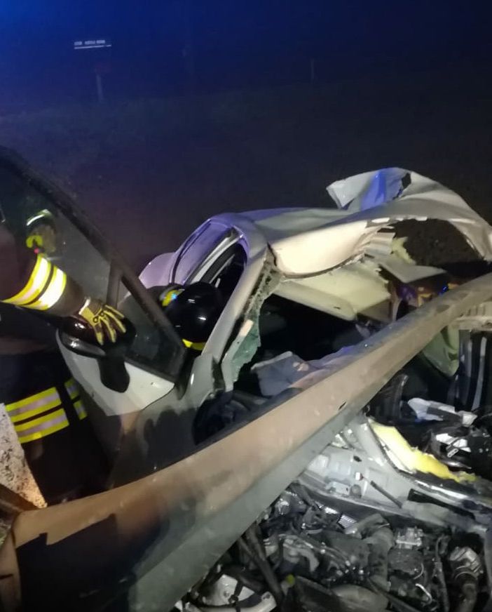 Motta Visconti: esce di strada con l'auto trafitta dal guard rail, ferita una 38enne