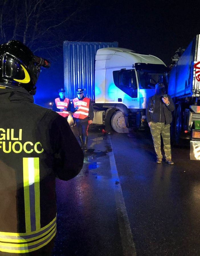Pavese: frontale tra auto e camion lungo la provinciale 199, ferita una 56enne