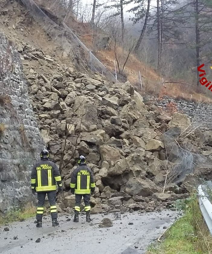Oltrepò: frana sulla provinciale di Varzi, i vigili del fuoco intervengono con la squadra per le ricerche sotto le macerie