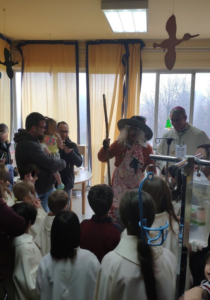 Il video della Befana dei bambini nel reparto di oncoematologia del San Matteo di Pavia