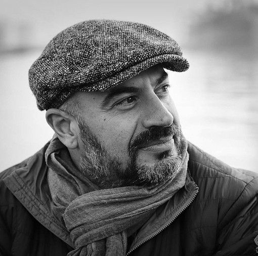 Grave incidente in scooter a Roma per Gianluigi Paragone: portato in ospedale in codice rosso