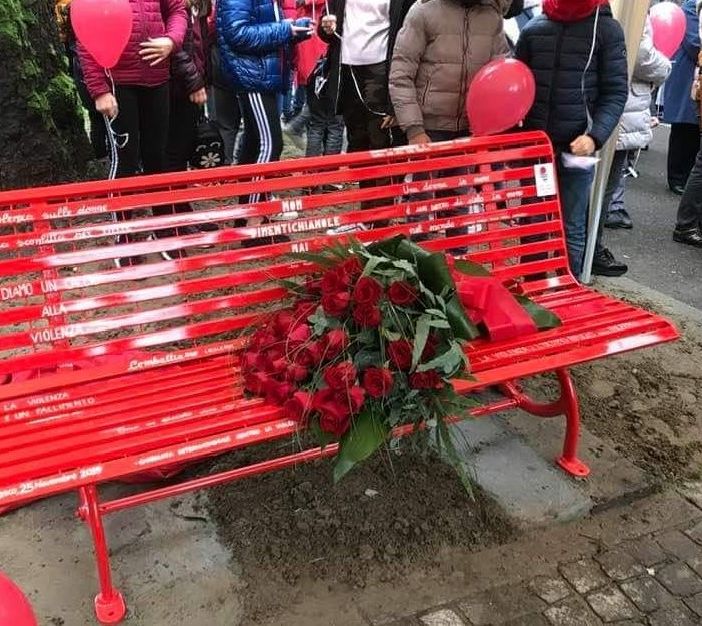 Garlasco: inaugurata la &quot;panchina rossa&quot; per Chiara Poggi e le donne vittime di violenza