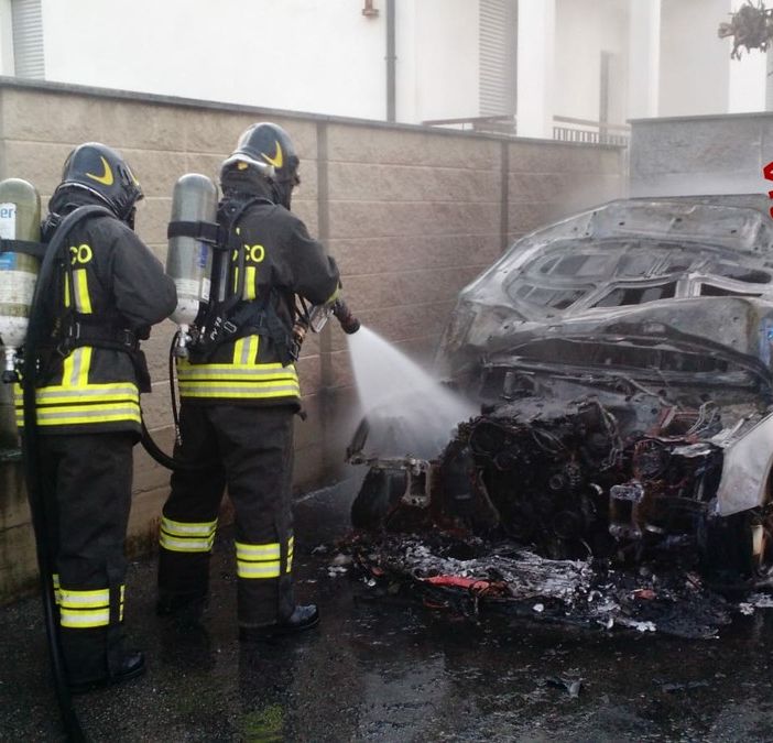 Vigevano: in fiamme un'auto in via Tre Colombaie