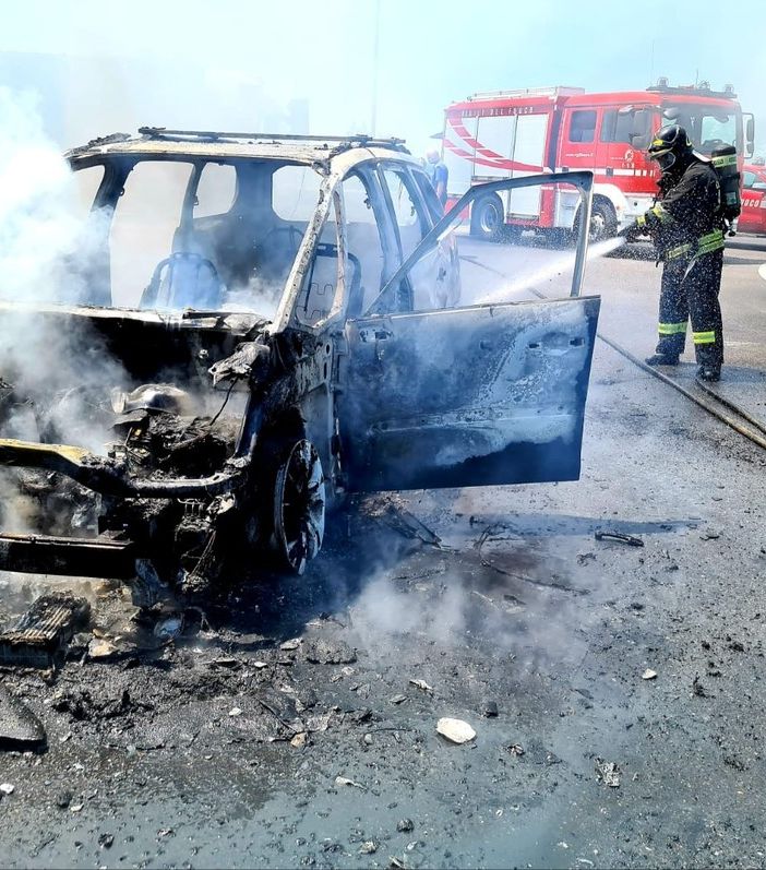 Pavese: in fiamme un'auto a Siziano sulla provinciale 205