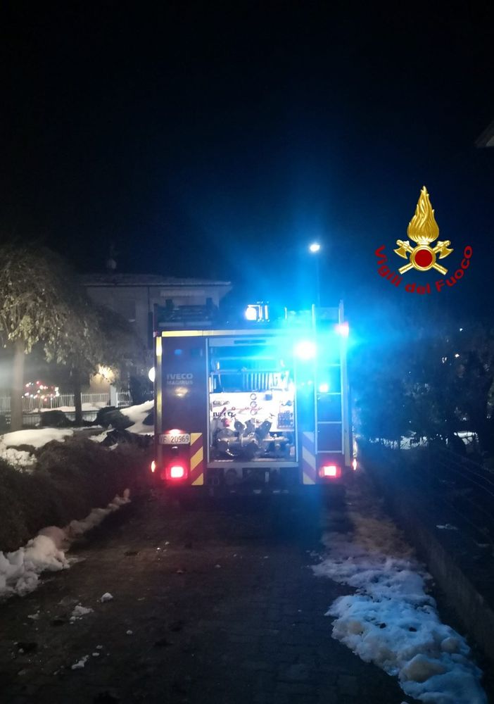 Oltrepò: in fiamme una canna fumaria a Ponte Nizza, i vigili del fuoco limitano i danni al tetto