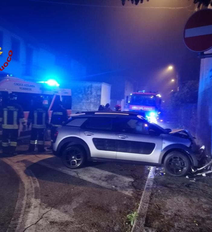 Confienza: si schianta in auto contro un muro, lievemente ferita una 43enne