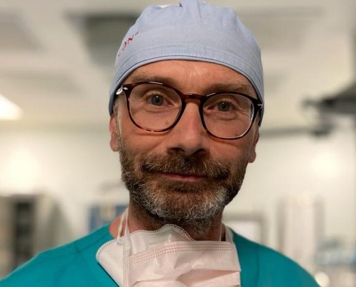 Pierpaolo Mariani, primario di Chirurgia all'ospedale di Alzano, il primo fra i sanitari ad ammalarsi di Covid il 25 febbraio: è il simbolo della lotta al virus Pierpaolo Mariani, primario di Chirurgia all'ospedale di Alzano, il primo fra i sanitari ad ammalarsi di Covid il 25 febbraio: è il simbolo della lotta al virus