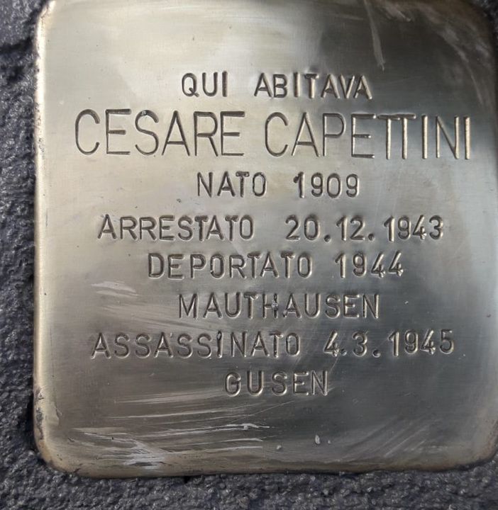 - (FOTOGALLERY) - Mortara rende omaggio a Cesare Capettini collocando una pietra d’inciampo
