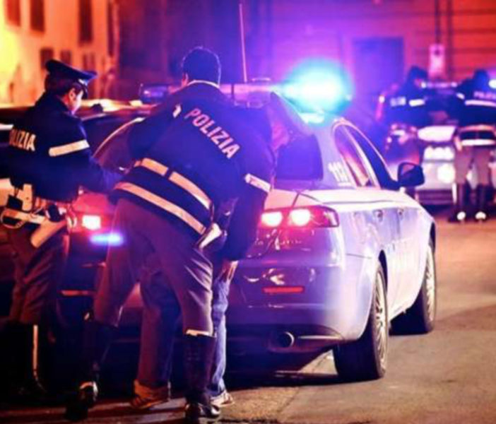 Ubriaco perso sfonda la vetrina di un bar e manda al pronto soccorso due poliziotti