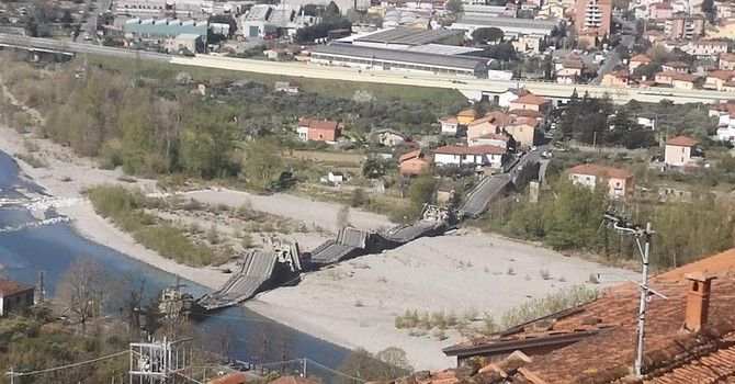 VIDEO ULTIM'ORA. Crolla un ponte sul fiume Magra: paura in Toscana