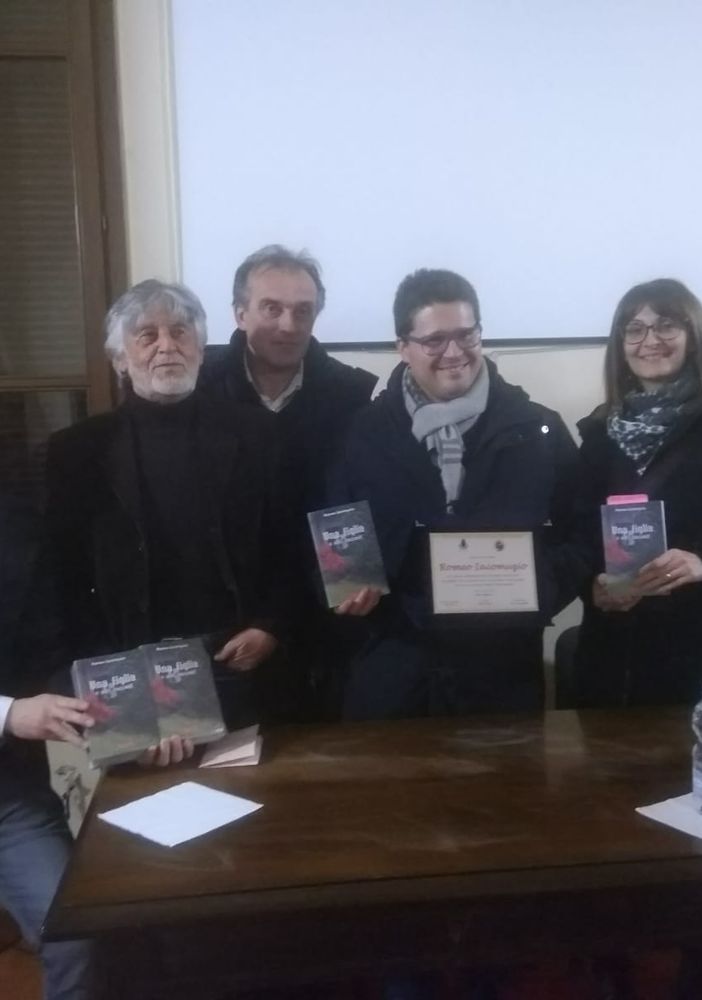 Robbio, Iacomuzio presenta il suo libro e l’amministrazione lo omaggia con una targa