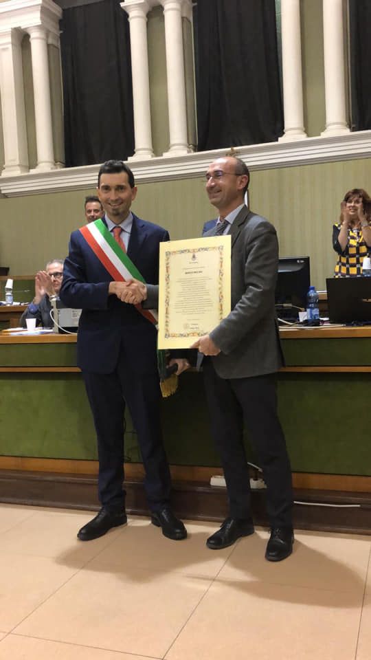 - FOTONOTIZIA - Vigevano: consegnata una pergamena di ringraziamento all'ingegnere aerospaziale Marco Molina