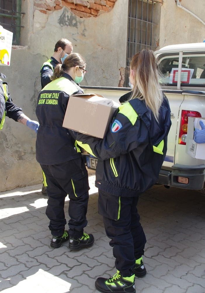Gropello: la Protezione Civile distribuisce i pacchi alimentari offerti dal supermercato MD