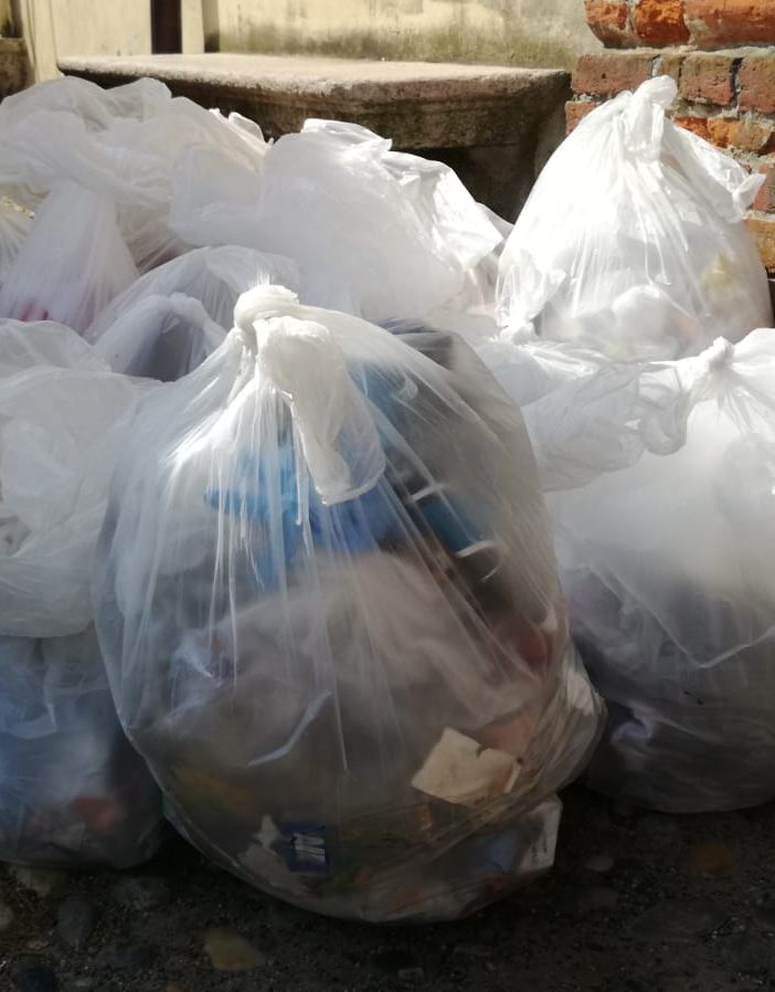 “Puliamo Gambolò”, gli studenti raccolgono 20 sacchi di rifiuti