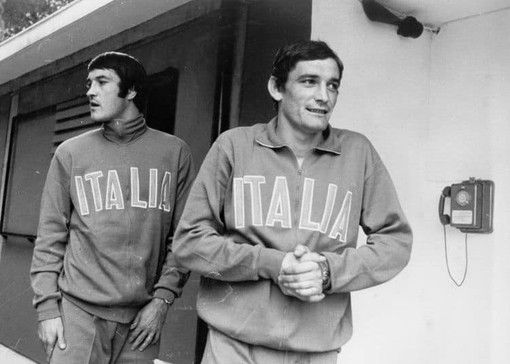 Uno scatto storico di due leggende azzurre: Gigi Riva e Enrico Albertosi