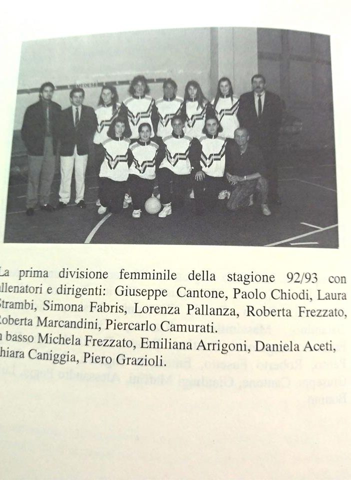Sotto una storica foto della Prima Divisione femminile anno 92/93 con ritratto Pier Carlo Camurati ultimo a destra in piedi