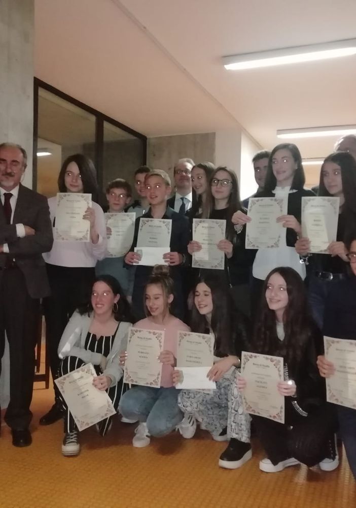 Robbio, consegnate ai ragazzi meritevoli della scuola media le borse di studio Brivio e Preve