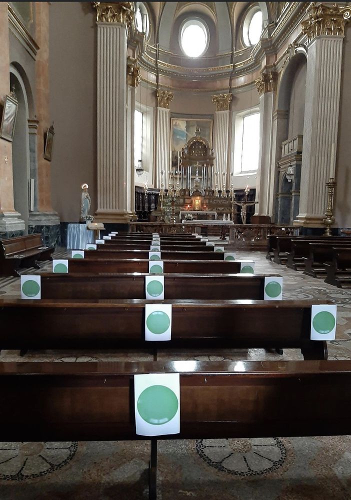 Robbio, riprendono le messe. Già collocati i segnaposto per garantire il distanziamento sociale