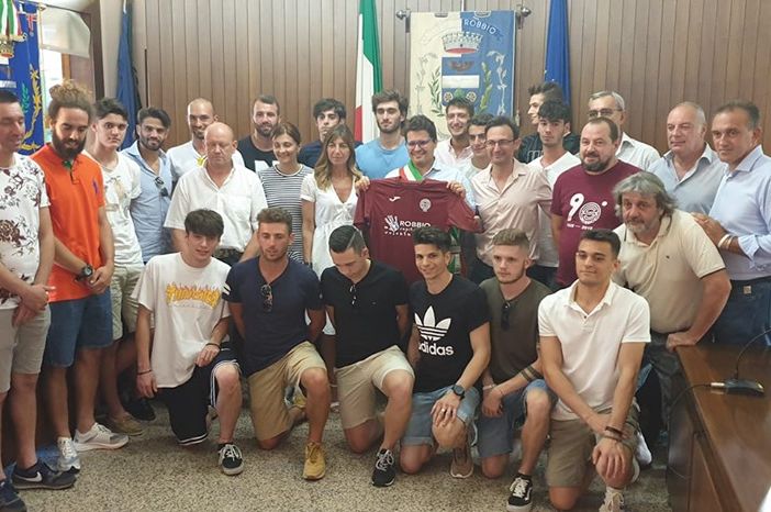 Il Robbio Calcio giocherà il prossimo campionato con la scritta sulla sua maglietta “Robbio capitale del volontariato”