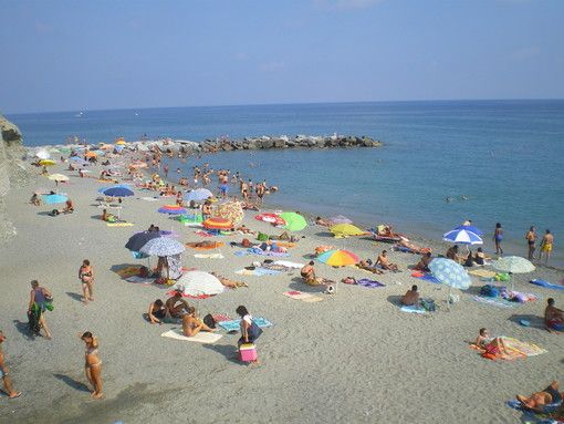 Il Coronavirus e l'estate che verrà. I dubbi della Liguria: «Spiagge libere accessibili? Da soli non ce la facciamo»