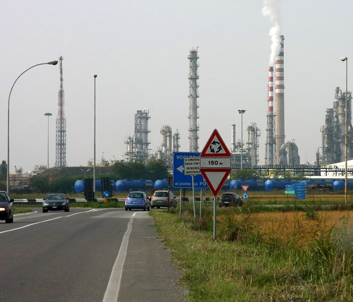 Sannazzaro de' Burgondi: simulato un incidente alla Raffineria Eni