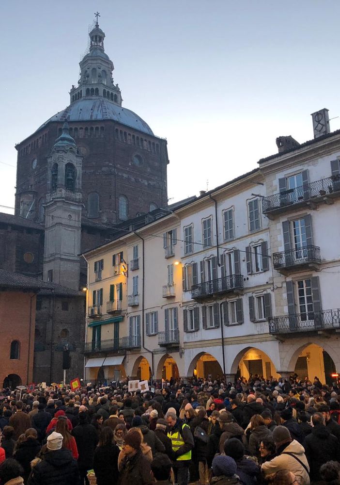 Pavia, le Sardine riempiono piazza della Vittoria. Presenti all’appuntamento circa 1200 persone