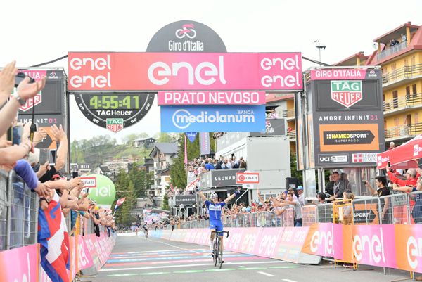 Schachmann vince in fuga a Prato Nevoso, Yates difende la Maglia Rosa del Giro d’Italia