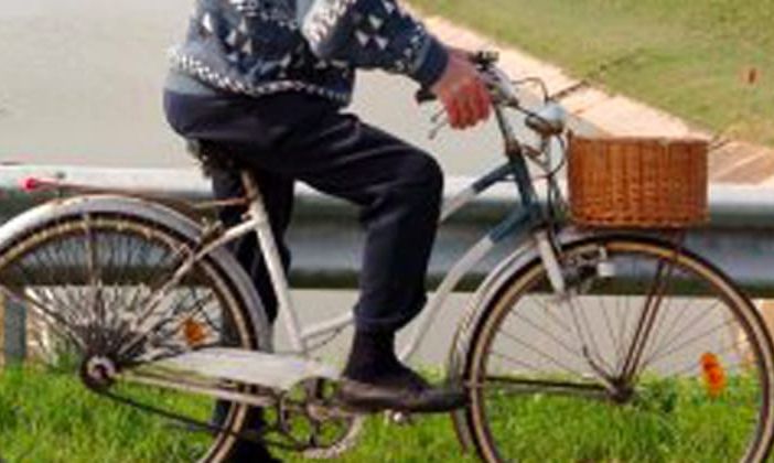 Anziano imbocca la tangenziale Ovest di Milano in bicicletta, la polizia stradale evita il peggio