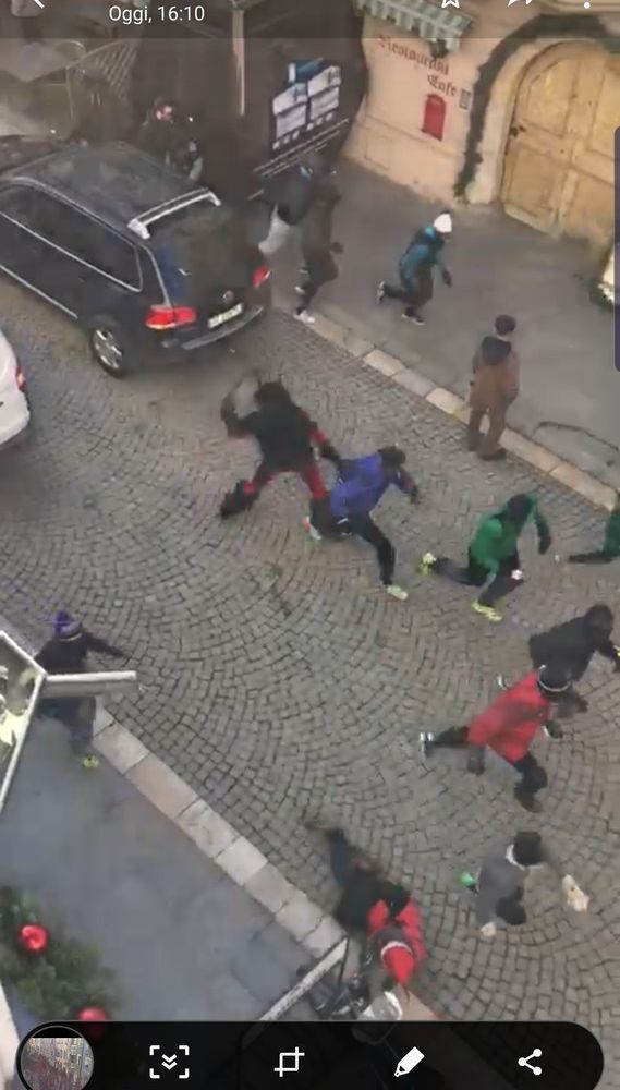 - VIDEO - La bufala (clamorosa e già smentita) dei &quot;Merdules di Ottana che picchiano gli immigrati a Vigevano&quot;, fa il giro del web