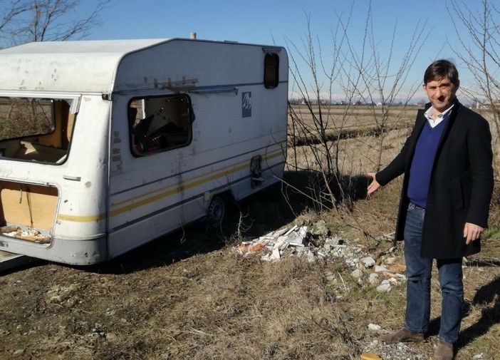 Vigevano, il tour del candidato Semplici per le discariche abusive