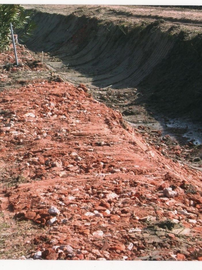 Confienza: smaltimento abusivo rifiuti per consolidamento sponde canale irriguo cavo Drovante