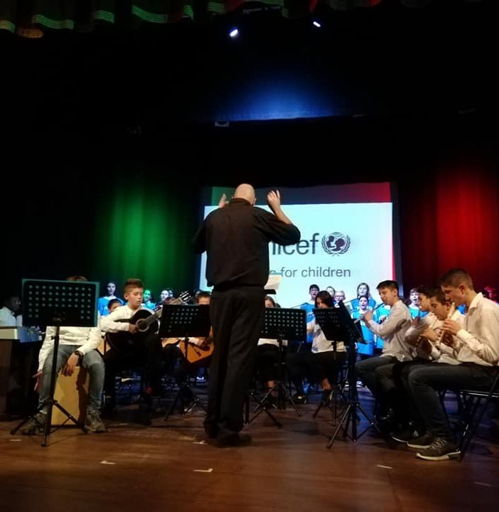Garlasco, in occasione dei trent’anni dell’adozione dei Diritti dell’Infanzia da parte dell’Onu, la scuola media ha organizzato uno spettacolo a tema al teatro Martinetti