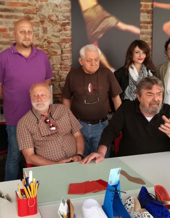Vigevano, nel laboratorio del castello si creano le scarpe di domani