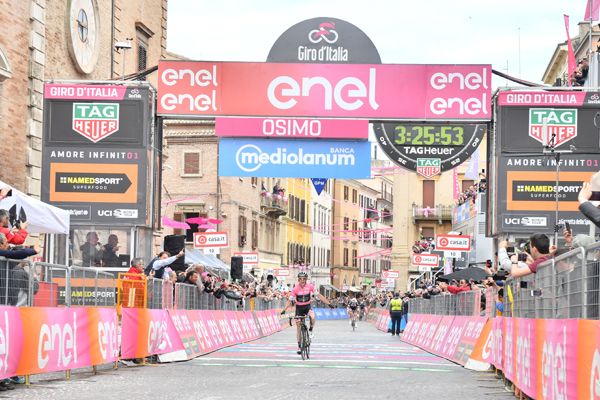 La Maglia Rosa Simon Yates ha vinto la Tappa 11 del Giro d’Italia