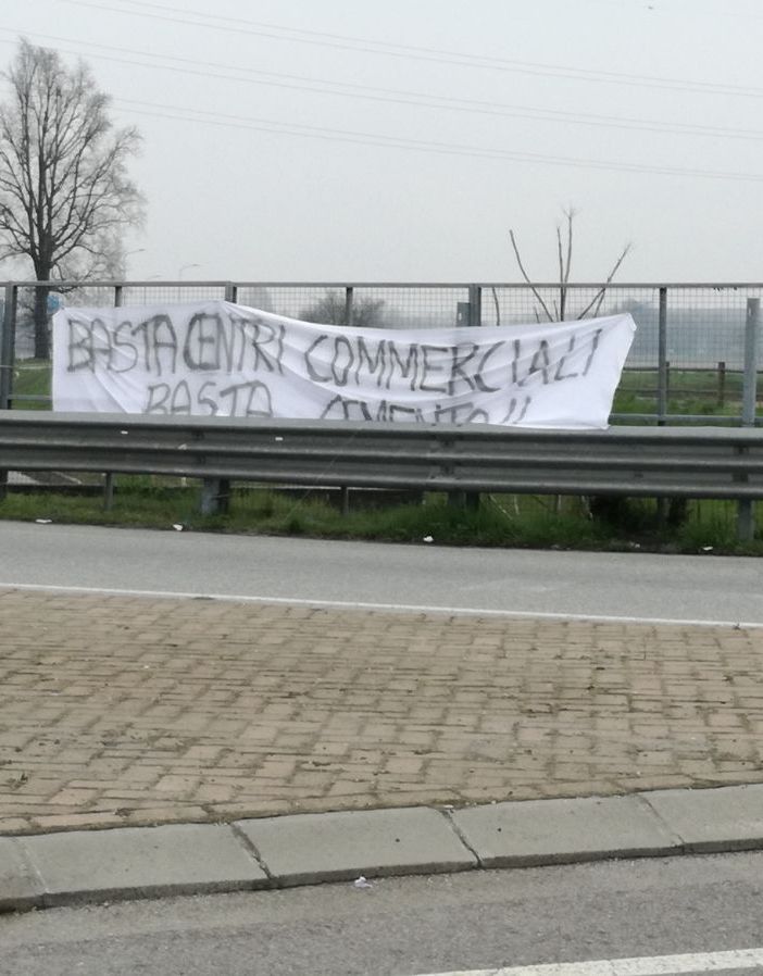 - FOTONOTIZIA - Vigevano: Striscioni di protesta contro l'arrivo di nuovi centri commerciali