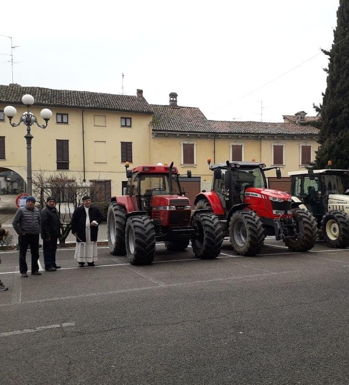 Dorno, si rinnova la tradizione della benedizione dei mezzi usati in agricoltura per la ricorrenza di Sant’Antonio Abate