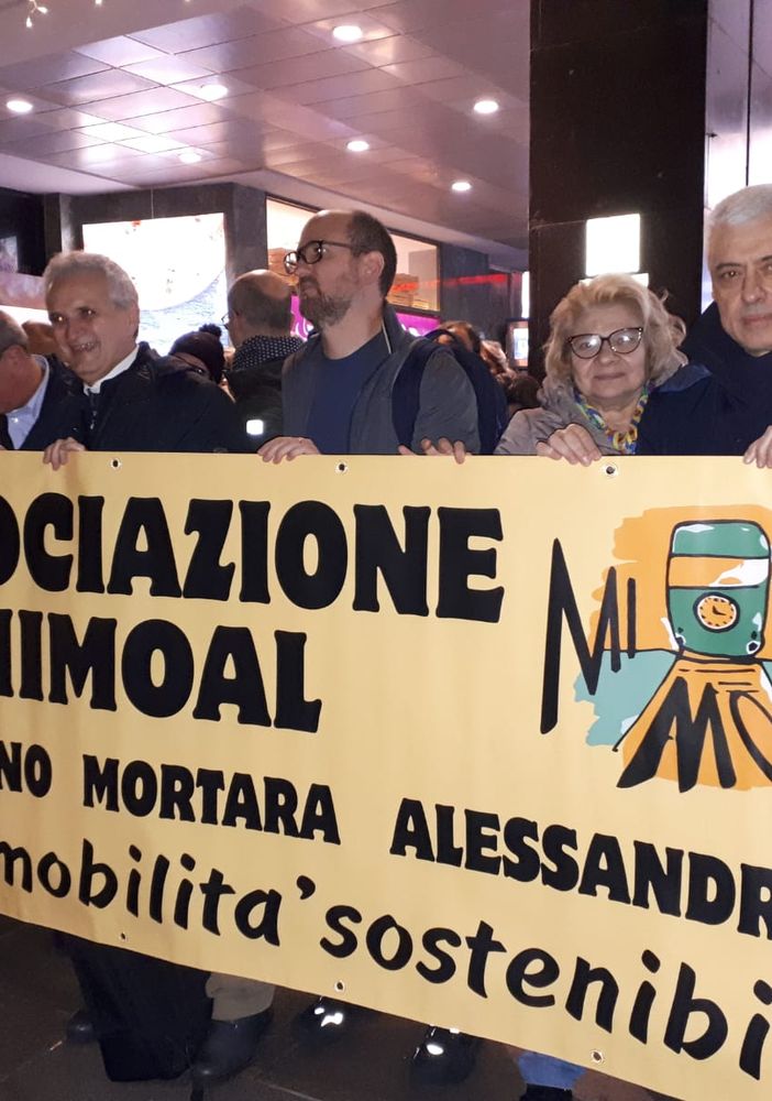 - (FOTOGALLERY) - Treni, manifestazione sotto la sede di Trenord. Presente anche MiMoAl con tanto di striscione